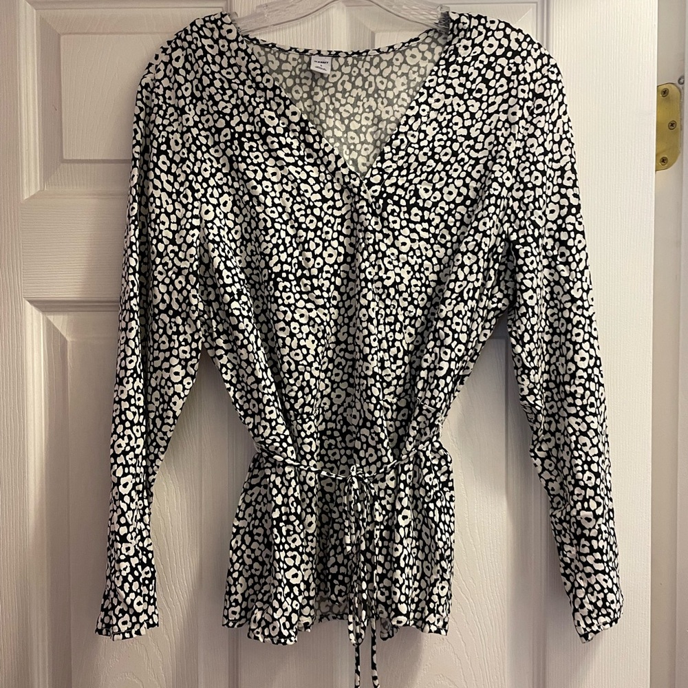 Old Navy Leopard Print Black White Blouse V-Neck with Tie Size Small